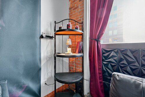 Beautiful 'rose Themed' Loft Near Downtown Detroit 1 Bedroom Apts