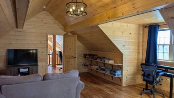 Cabane, 3 chambres | Coin séjour | TV connectée, services de streaming