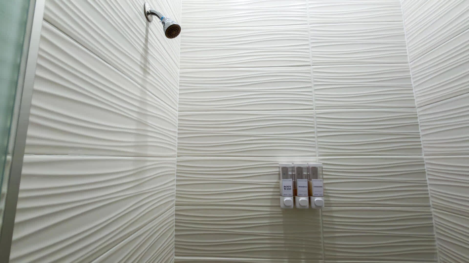 Apartment, 3 Bedrooms | Bathroom | Towels, shampoo, toilet paper