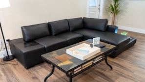 Apartamento, 3 quartos | Área de estar