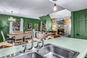 Dining - Smoky Mountain Bliss 2 Bedroom Cabin (Gatlinburg)