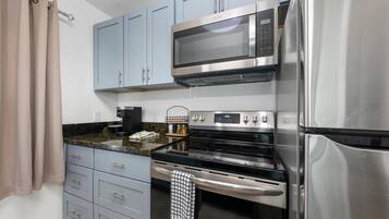 Condo, 1 habitación | Cocina privada | Refrigerador, horno, cafetera y tetera y tostadora