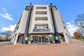 Apartment | Exterior - Comfy 2-bed Near the Lake With Secure Parking (Canberra)