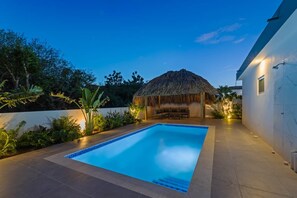 Una piscina al aire libre