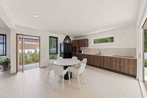 Fridge, microwave, oven, stovetop - Villa Flamingo Lake, Jan Thiel (Jan Thiel)