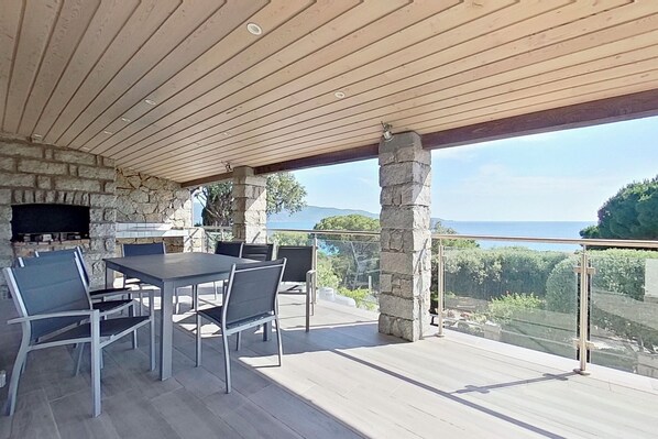 Outdoor dining - Panoramic sea view, 8-person apartment (Olmeto)