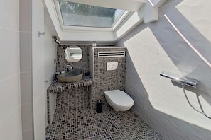 Shower, towels, soap, toilet paper - Panoramic sea view, 8-person apartment (Olmeto)