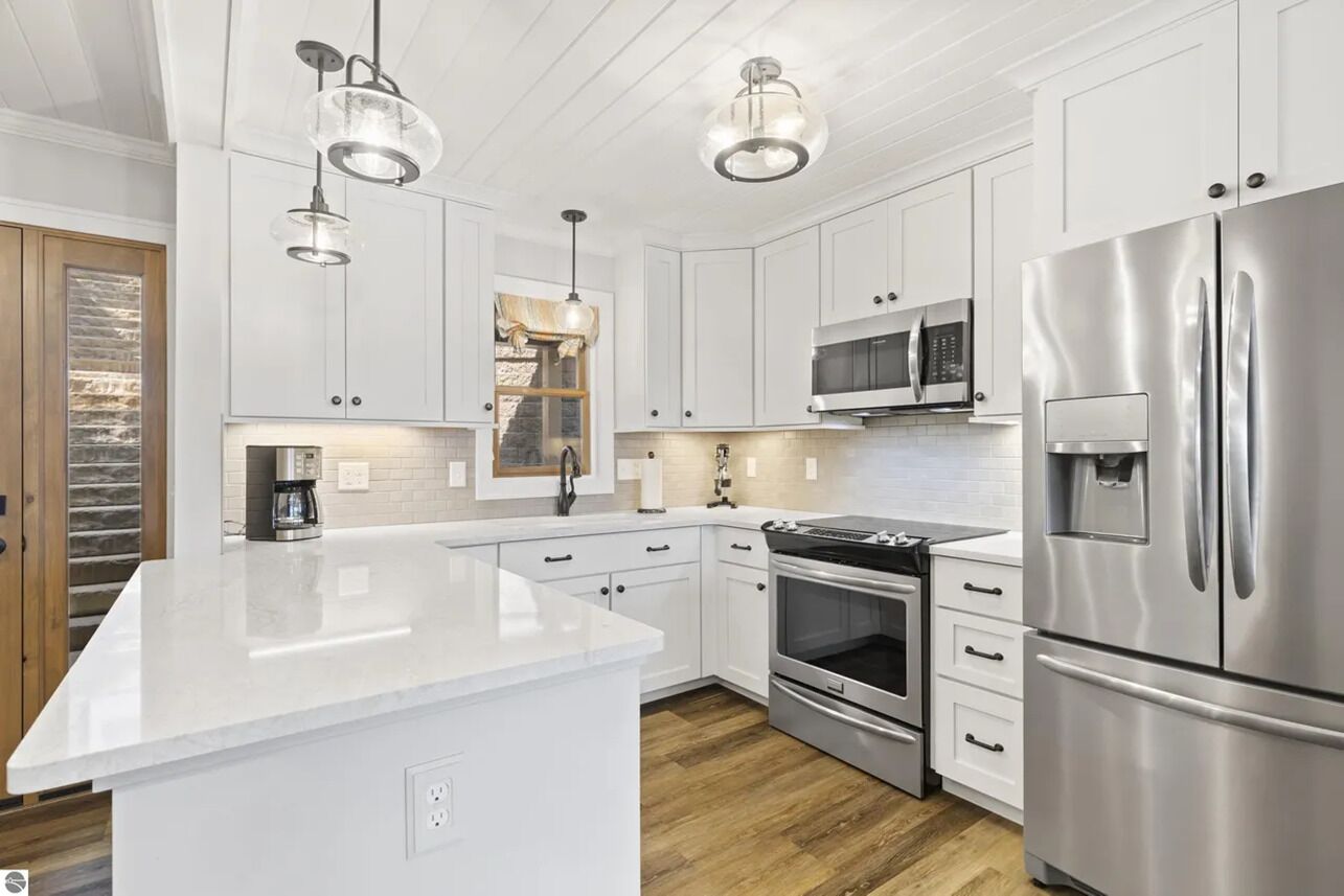 Een vaatwasser, een koffiezetapparaat/waterkoker, een broodrooster