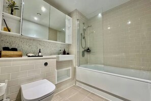 Shower, hair dryer, towels, soap - City Base: 2 Beds, 2 Baths, Balcony, Lift (London)