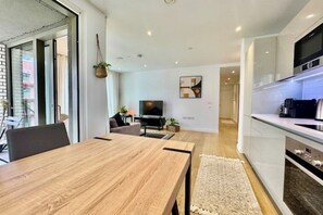 Microwave, oven, dishwasher, toaster - City Base: 2 Beds, 2 Baths, Balcony, Lift (London)