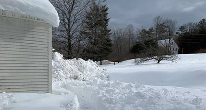 3 ski mountains near this 4-bedroom house in Waterford/reliable wifi. Sleeps 5.