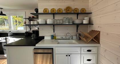 Sleeps 5/ nearby lakes & trails w/ beautiful mtn views and sunsets. Great WIFI!