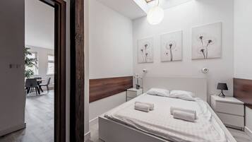 Comfort Apartment | Hypo-allergenic bedding, iron/ironing board, free WiFi