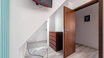 Comfort Apartment | Hypo-allergenic bedding, iron/ironing board, free WiFi