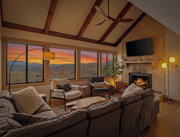 Smart TV, fireplace - “High Haven — A Modern Mountain Retreat with Breathtaking Views” (Sugar Mountain)