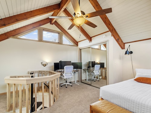 “High Haven — A Modern Mountain Retreat with Breathtaking Views”