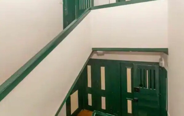 Dormitorio compartido, 1 habitación, balcón, vista a la ciudad | Interior