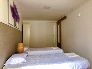 Dormitorio compartido, 1 habitación, balcón, vista a la ciudad | 1 habitación