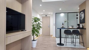 Interior - CC LUX Standard Double Room 402 (Pireas)