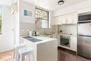 Private kitchen - Central Bondi Studio With Rooftop Pool Access (Sydney)