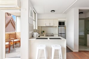 Private kitchen - Central Bondi Studio With Rooftop Pool Access (Sydney)