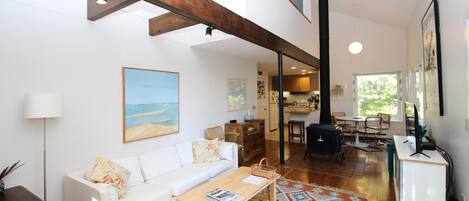 TV connectée, livres, écrans d'ordinateur