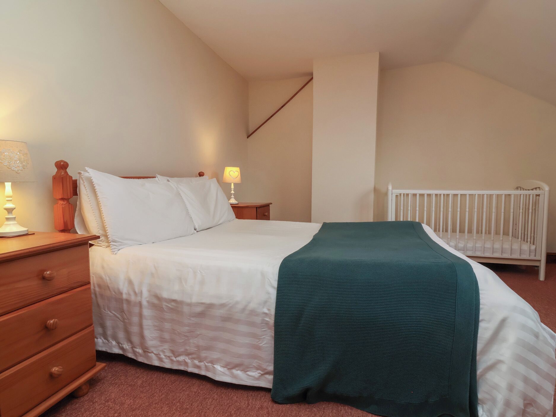 2 개의 침실, 각각 다른 스타일의 인테리어, 각각 다르게 가구 비치, 무료 WiFi