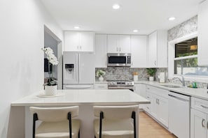 Refrigerador, microondas, horno, placa de cocina