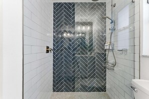 Chuveiro, secador de cabelo, toalhas de banho 