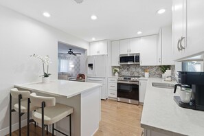 Refrigerador, microondas, horno, placa de cocina