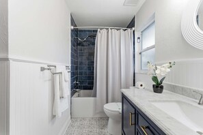 Douche, sèche-cheveux, serviettes fournies