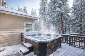Outdoor spa tub - The Trailhead · Hot Tub, Hikes & Night Skies (Shaver Lake)