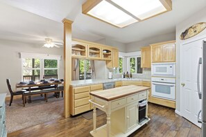 Fridge, microwave, oven, stovetop - The Trailhead · Hot Tub, Hikes & Night Skies (Shaver Lake)