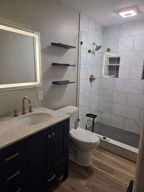 Douche, sèche-cheveux, serviettes fournies, savon