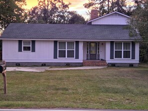 Exterior - Spacious 5-bedroom house near downtown Valdosta. (Valdosta)