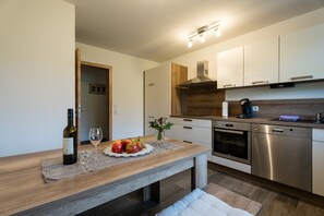 Fridge, microwave, oven, stovetop - Apartment 'Wiedergrün' with Balcony and Wi-Fi (Durbach)