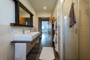 Douche, sèche-cheveux, serviettes fournies