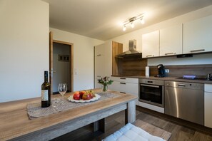 Fridge, microwave, oven, stovetop - Apartment 'Wiedergrün' with Balcony and Wi-Fi (Durbach)