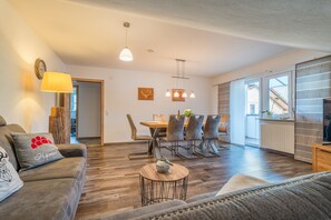 TV, table tennis - Apartment 'Wiedergrün' with Balcony and Wi-Fi (Durbach)