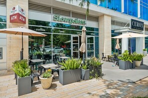 Outdoor dining - Lodgeur | Radiant studio w/ pool | Upper Kirby (Houston)