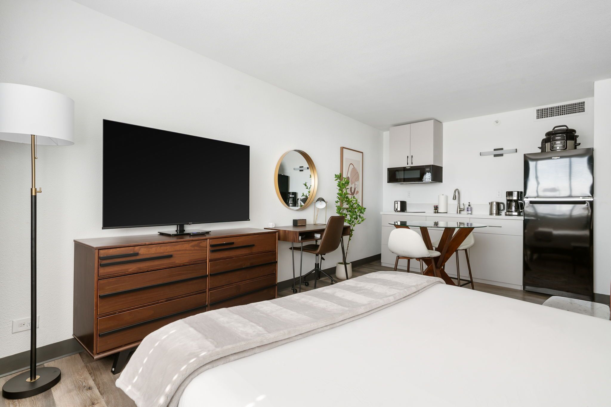 Desk, iron/ironing board, travel cot, Internet