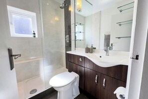 Shower, hair dryer, towels, soap - Private Sun Terrace | Peaceful & Well-Connected (London)