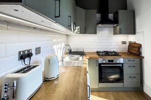 Private kitchen - Private Sun Terrace | Peaceful & Well-Connected (London)