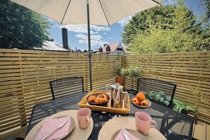 Outdoor dining - Private Sun Terrace | Peaceful & Well-Connected (London)