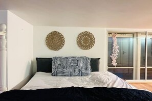 2 bedrooms, iron/ironing board, WiFi, bed sheets - 5 minute walk to St. Paul’s Cathedral (London)