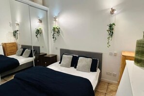 2 bedrooms, iron/ironing board, WiFi, bed sheets - 5 minute walk to St. Paul’s Cathedral (London)