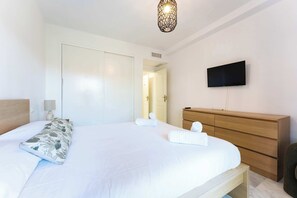 2 bedrooms, iron/ironing board, travel cot, WiFi - SR Ground floor flat with direct access to the pool! (Marbella)