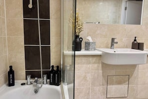 Hårtørrer, håndklæder, Sæbe, Toiletpapir