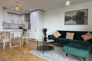Living area - Wembley Flat | Walk to Stadium | King + Sofa bed (London)