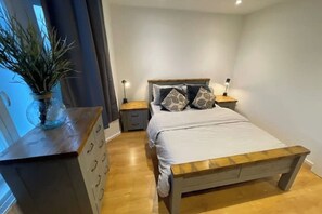 2 bedrooms, iron/ironing board, WiFi, bed sheets - Newly listed Garden Apartment ready for Summer (London)